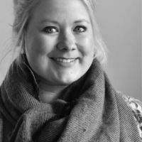 Christina Koormann war in halb Europa Zuhause. Sie stammt aus Nordhorn, studierte im Bachelor Germanistik und Kunstwissenschaft, im Master an der Bauhaus Uni in Weimar European Film and Media Studies. Christina lebte unter anderem in Lyon und Utrecht, schrieb für die Süddeutsche Zeitung. Heimat ist für sie ein Gefühl, kein Ort. Und Jugend, das war für sie eine Zeit der Rebellion, Selbstreflexion und Entdeckung.