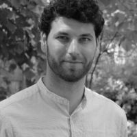 Jan Russezki ist in Berlin und Falkensee aufgewachsen. Während seines Studiums in Berlin und Wien machte er erste Erfahrungen bei allerlei großen Medien. Im Volontariat der MAZ erzählte er Geschichten, die vor der Tür der Leser:innen passierten.